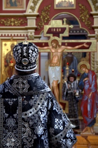 В Великий Четверг митрополит Артемий возглавил службу «Двенадцати Евангелий»
