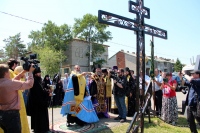 Митрополит Артемий освятил поклонный крест в память об убитом в начале ХХ века священнике