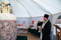 Настоятель Елизаветинского храма освятил «Царь-кулич» весом в 1,5 тонны