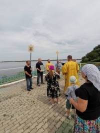 Крестным ходом завершилась праздничная служба в селе Казакевичево