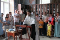 Двенадцать участников социально-значимого проекта приняли Таинство Крещения в Покровском храме