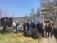 Хабаровские школьники помогают убирать территорию возле храма