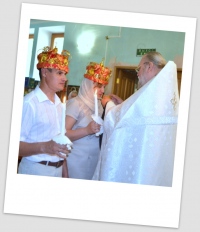 Первое венчание состоялось в храме апостола Андрея Первозванного в поселке имени Горького