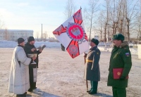 Клирик Покровского храма освятил новое знамя путевого батальона железнодорожных войск