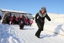 Взятие снежной крепости и другие богатырские забавы возле Елизаветинского храма Хабаровска. 1 января 2014 г.