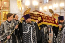 Митрополит Артемий возглавил Вечернее богослужение с выносом Плащаницы и чином погребения в кафедральном соборе 22 апреля 2022 года